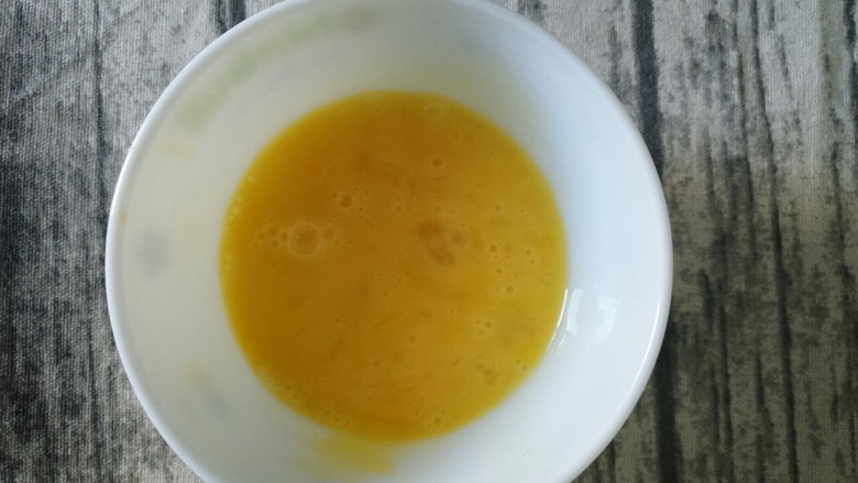 香菇鸡蛋汤,鸡蛋打散,搅匀