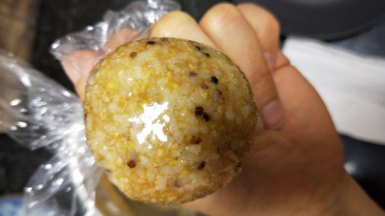 狗熊饭团
紫甘蓝圆白菜胡萝卜
黑芝麻酱海苔,用保鲜膜装入少许米饭捏成狗熊的面部和身体