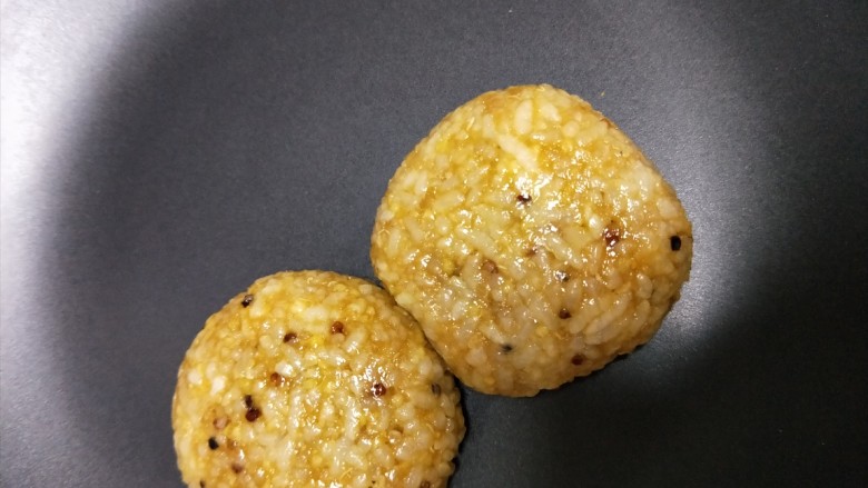 狗熊饭团
紫甘蓝圆白菜胡萝卜
黑芝麻酱海苔,捏好后摆到盘子里