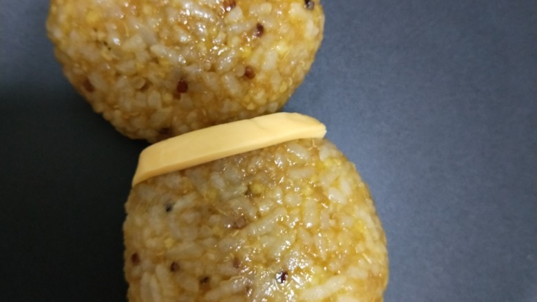 狗熊饭团
紫甘蓝圆白菜胡萝卜
黑芝麻酱海苔,围脖贴好