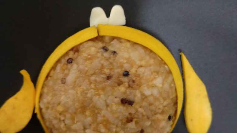 狗熊饭团
紫甘蓝圆白菜胡萝卜
黑芝麻酱海苔,拿芝士剪帽子上的眼睛
