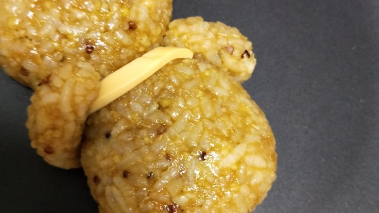 狗熊饭团
紫甘蓝圆白菜胡萝卜
黑芝麻酱海苔,拿保鲜膜捏两个胳膊
摆好