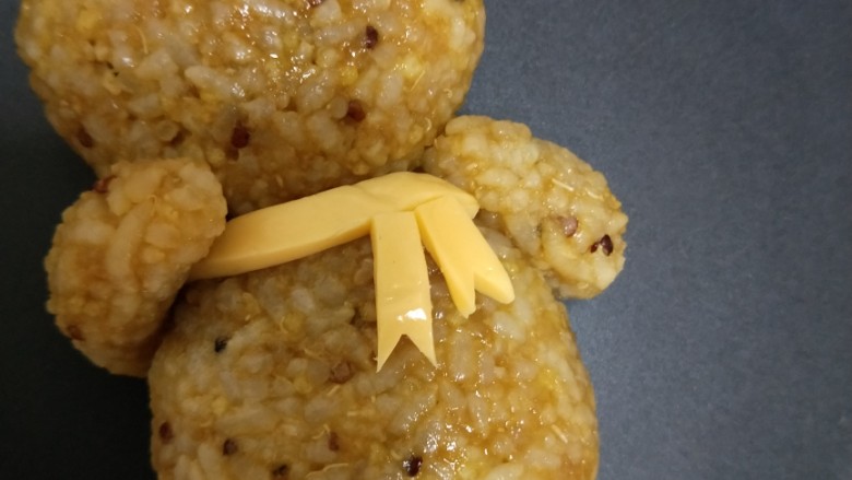 狗熊饭团
紫甘蓝圆白菜胡萝卜
黑芝麻酱海苔,围脖剪两个系带处摆好