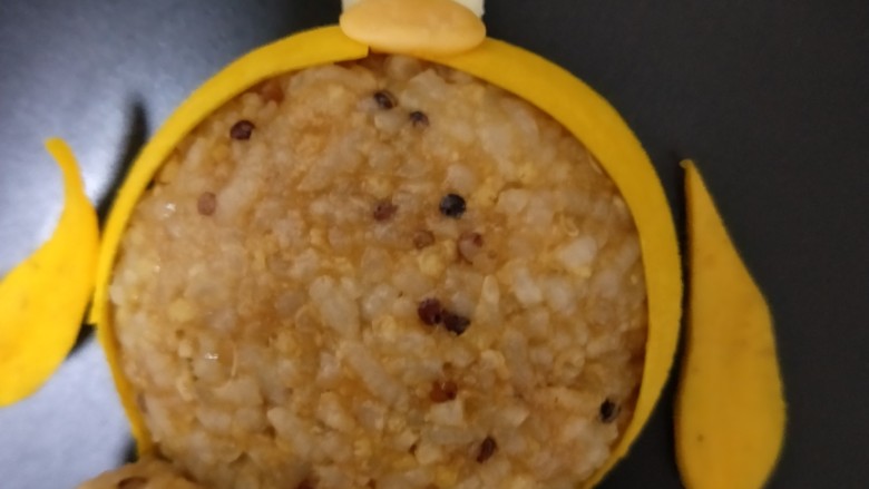狗熊饭团
紫甘蓝圆白菜胡萝卜
黑芝麻酱海苔,摆好