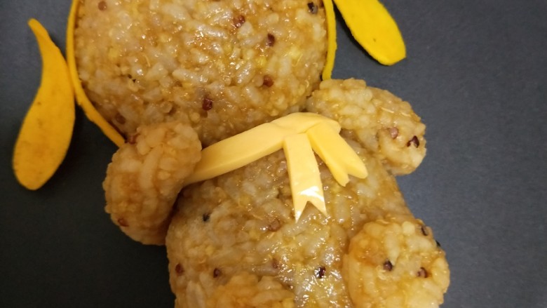 狗熊饭团
紫甘蓝圆白菜胡萝卜
黑芝麻酱海苔,剪好帽子和儿子摆好