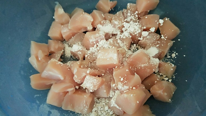 麻辣鸡丁,放适量淀粉，料酒。