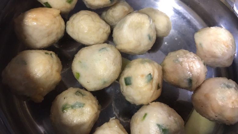 菠菜鱼丸汤,锅内放水,加入鱼丸和生姜,大火煮开