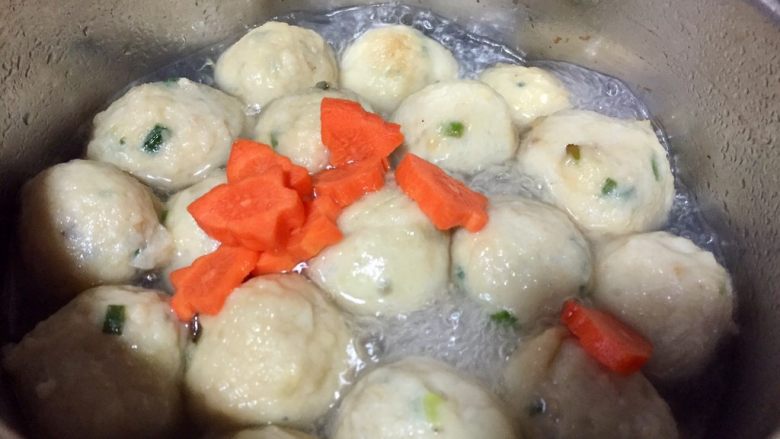 菠菜鱼丸汤,这时鱼丸就熟了,加入准备好的胡萝卜再煮两份钟