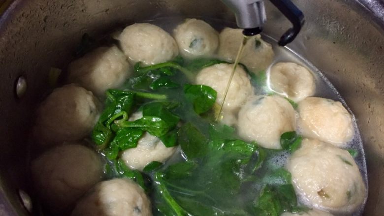 菠菜鱼丸汤,放入菠菜,食盐,和少许橄榄油
