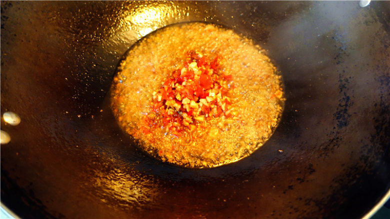 爆炒鸡杂,将油烧至6成热,放入几粒<a style='color:red;display:inline-block;' href='/shicai/ 700'>花椒</a>炒香,铲出不用,放入一小勺豆瓣酱,炒香,加入剁细的泡姜泡椒末翻炒均匀。