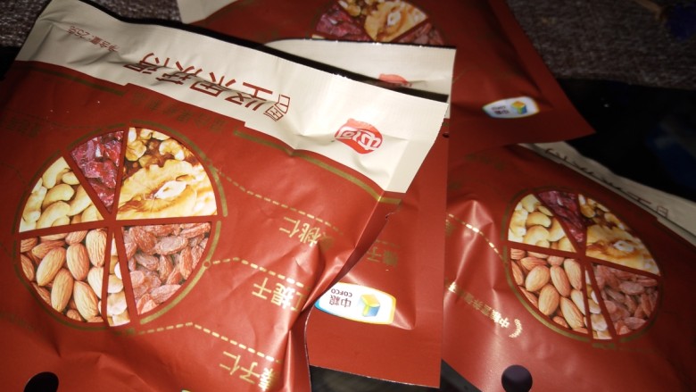 低脂燕麦雪花酥~简易版,最后放入每日坚果(红提,蔓越莓,核桃仁,扁桃仁,腰果)搅拌均匀,关火。