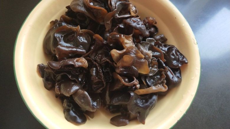 年夜饭 黑木耳香菇馅煎饺,木耳提前泡发并洗净。