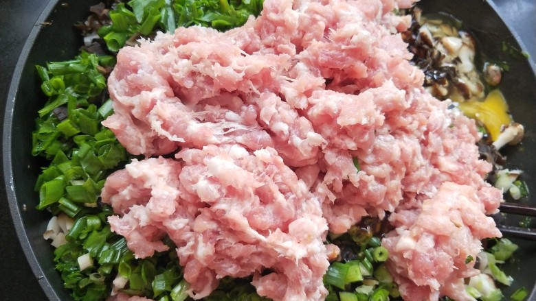 年夜饭 黑木耳香菇馅煎饺,放肉沫,<a style='color:red;display:inline-block;' href='/shicai/ 756'>鸡精</a>,食用盐。