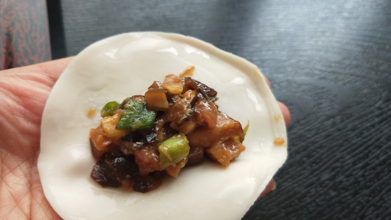年夜饭 黑木耳香菇馅煎饺,饺子皮边缘抹上清水,放肉馅,六分满。