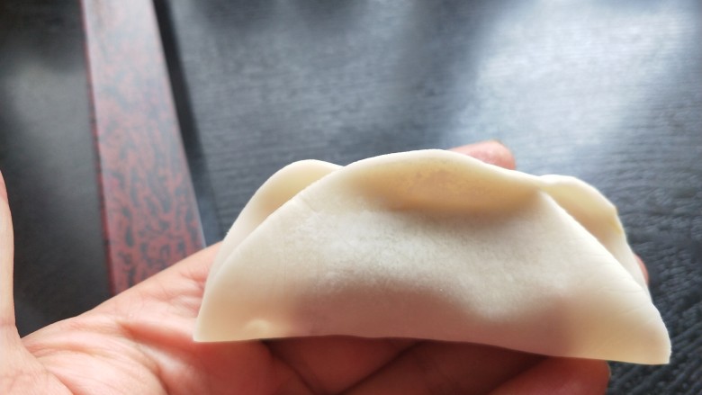 年夜饭 黑木耳香菇馅煎饺,中间捏紧。
