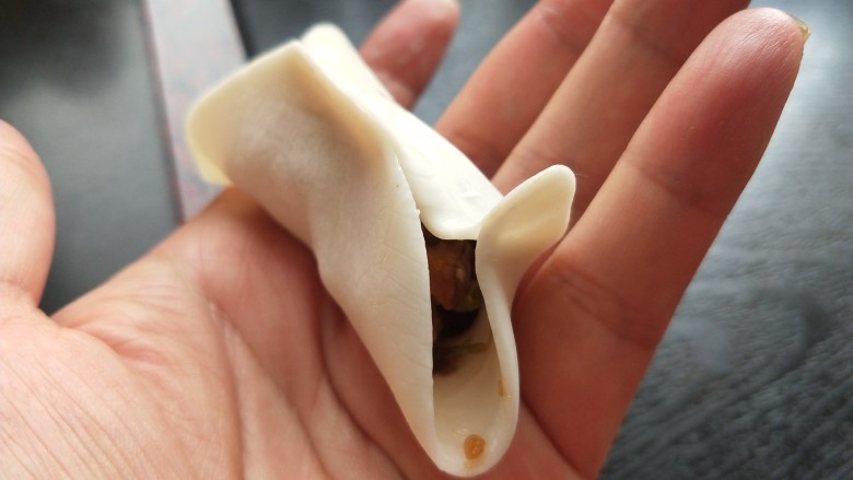 年夜饭 黑木耳香菇馅煎饺,捏一个褶子,再粘贴,再捏一个褶子,再粘贴。