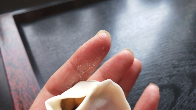 年夜饭 黑木耳香菇馅煎饺,依次捏出褶子,再粘贴,这个饺子就包好了。