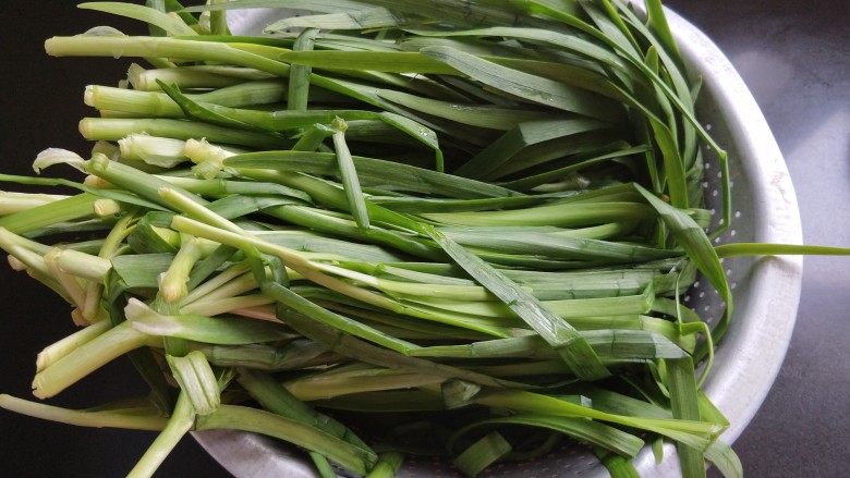 年夜饭 韭菜猪肉馅饺子,<a style='color:red;display:inline-block;' href='/shicai/ 116'>韭菜</a>去老叶,洗净沥水。