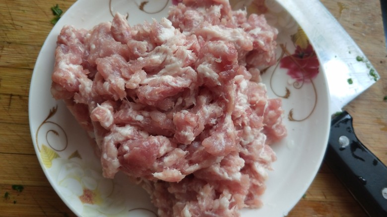 年夜饭 韭菜猪肉馅饺子,准备肉沫。