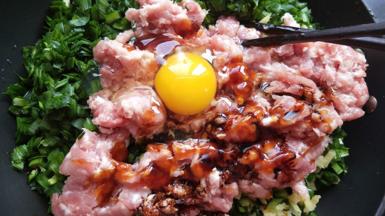 年夜饭 韭菜猪肉馅饺子,打入一个<a style='color:red;display:inline-block;' href='/shicai/ 9'>鸡蛋</a>。