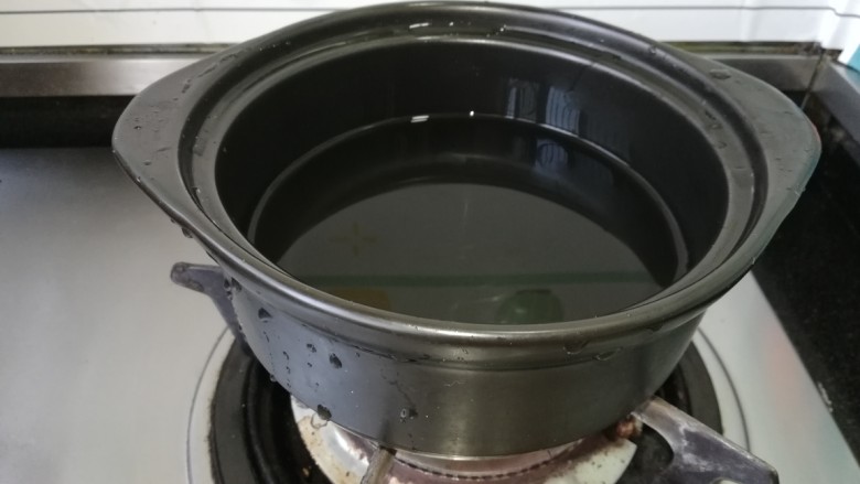 桂花银耳年糕羹,砂锅放水。