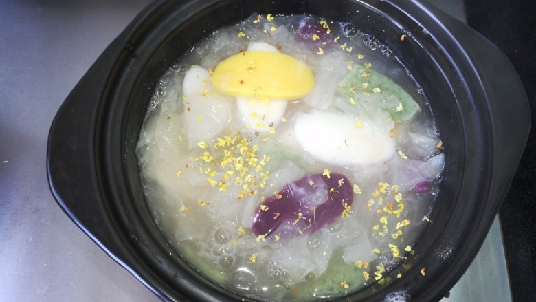桂花银耳年糕羹,撒上干桂花。也可以放入一勺糖桂花。