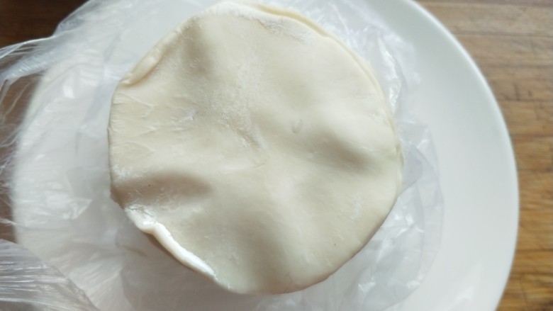 年夜饭 韭菜猪肉馅饺子,准备<a style='color:red;display:inline-block;' href='/shicai/ 4346'>饺子皮</a>。