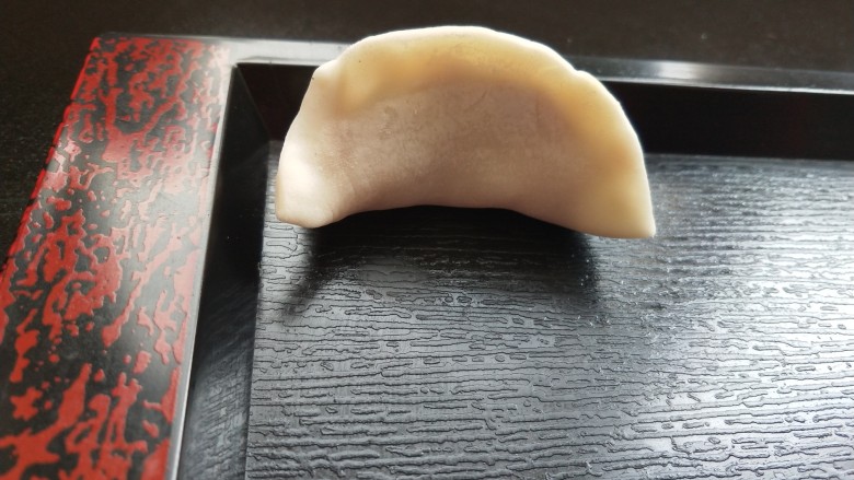 年夜饭 韭菜猪肉馅饺子,包好,放入托盘。