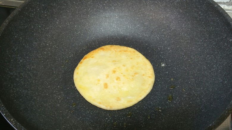 糖饼,锅中加油,加入饼,烙两面金黄即可