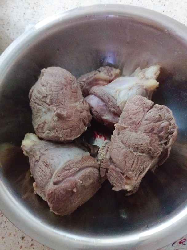 酱牛肉,凉水下锅加入料酒,水开煮五分钟捞出这步可以去腥。块大我切成了四小块。