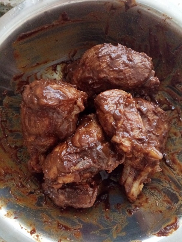 酱牛肉,然后把<a style='color:red;display:inline-block;' href='/shicai/ 705'>豆瓣酱</a>均匀抹在<a style='color:red;display:inline-block;' href='/shicai/ 216'>牛肉</a>上。腌制两小时。