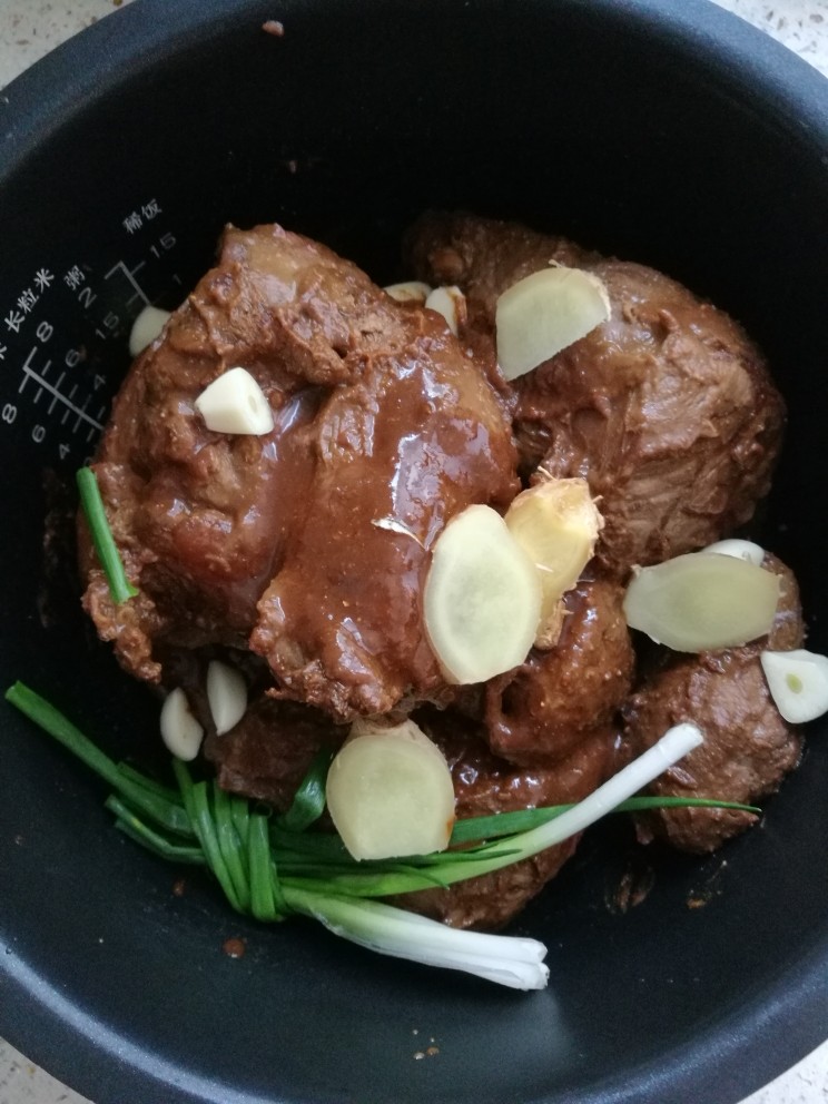酱牛肉,其它料也一次放入锅里。