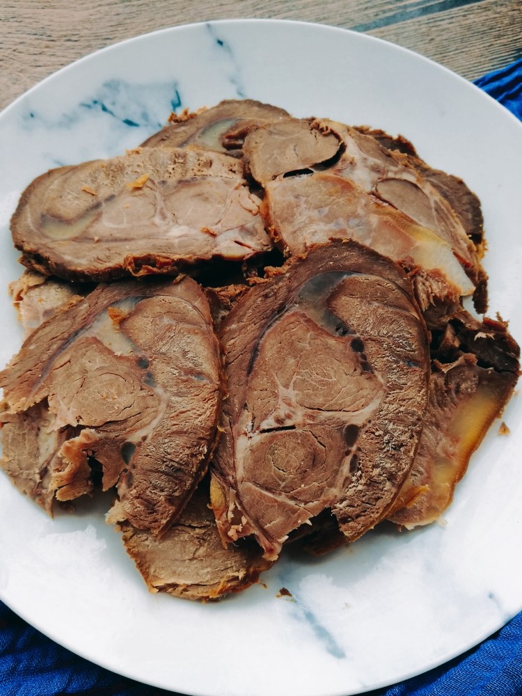 酱牛肉,切片。