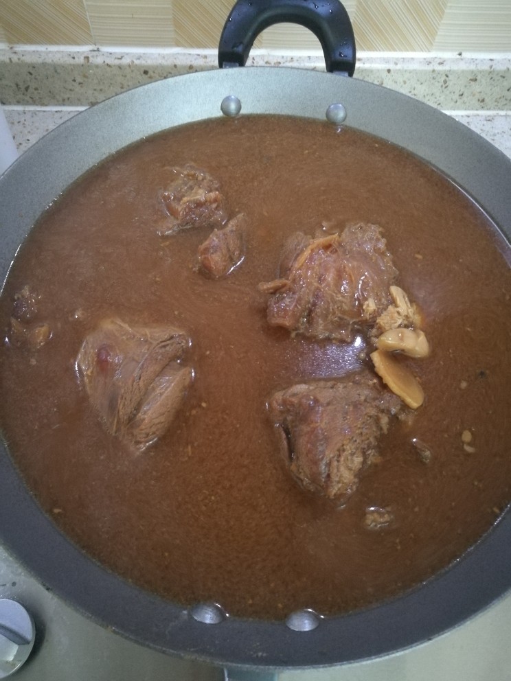 酱牛肉,一个半小时以后倒入炒锅大火把汤收干净即可。
