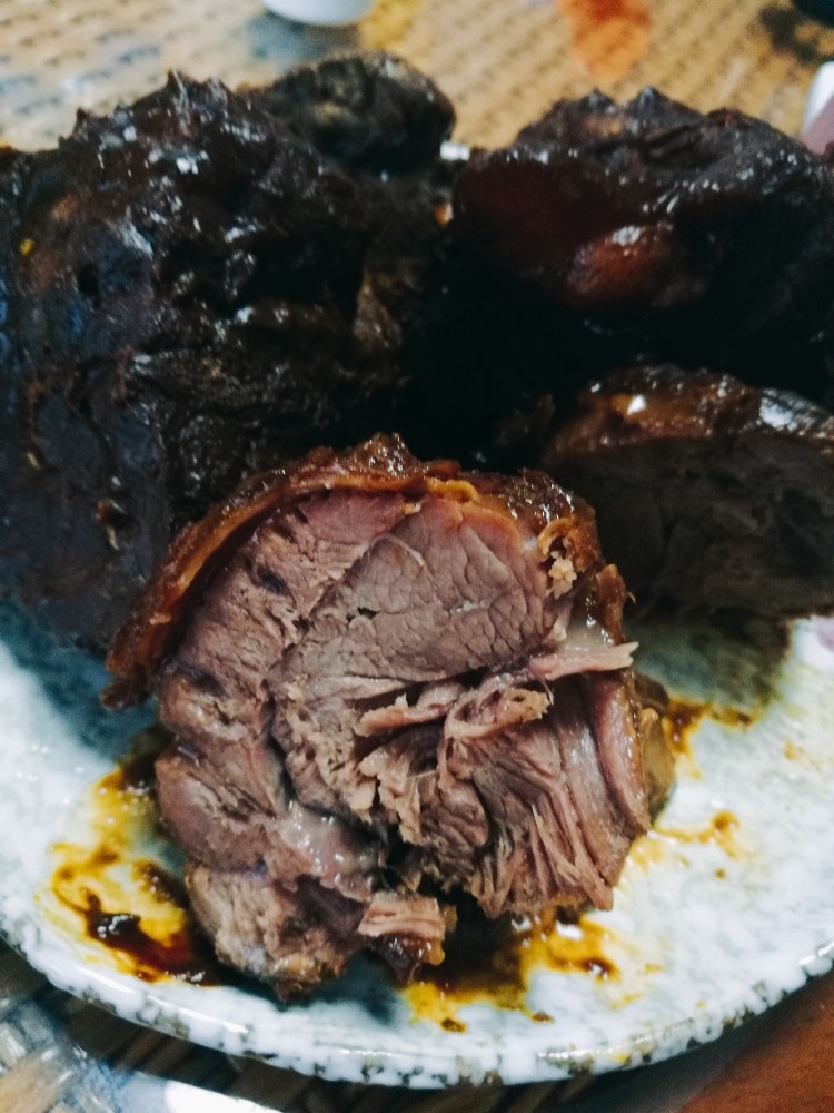 酱牛肉,迫不及待切开一块尝了尝,味道超棒。