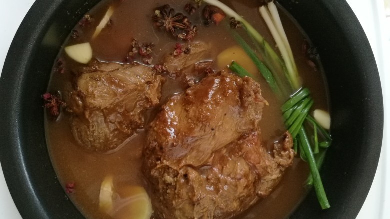 酱牛肉,我用电饭锅做的,按下煲汤键一个半小时。如果用高压锅压25分钟就可以。