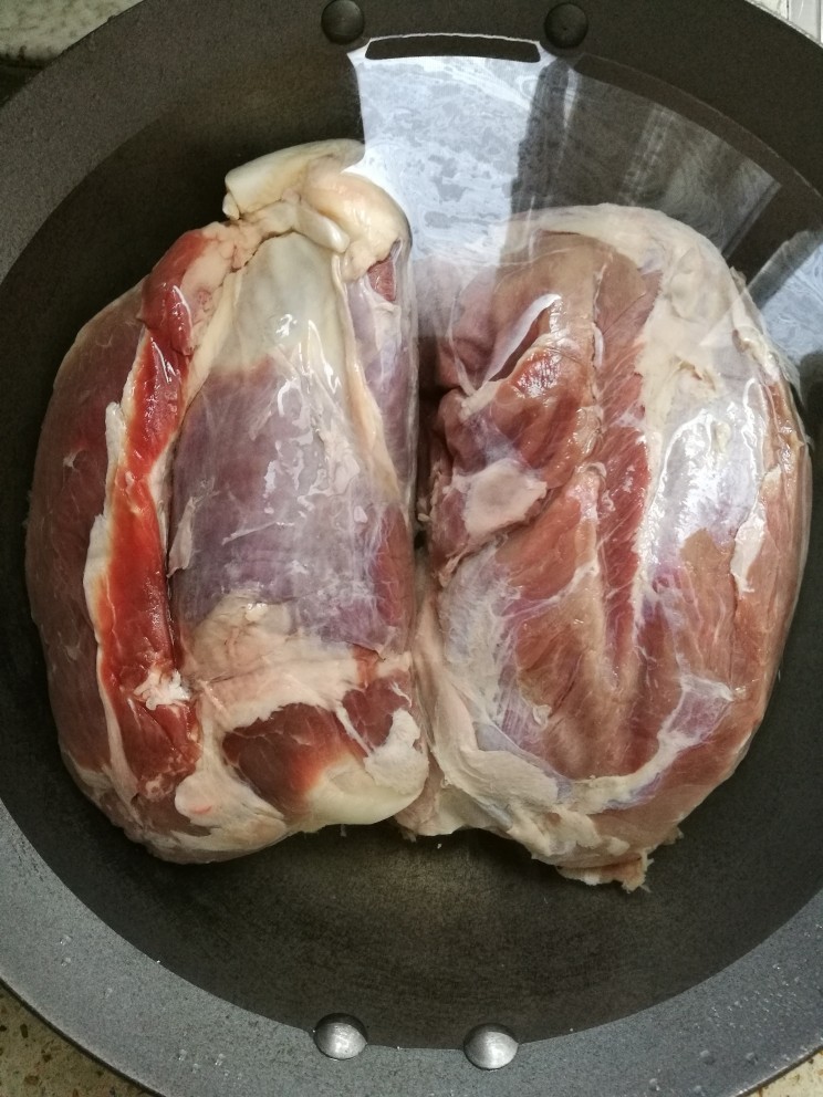 酱牛肉,牛腱子肉洗干净。