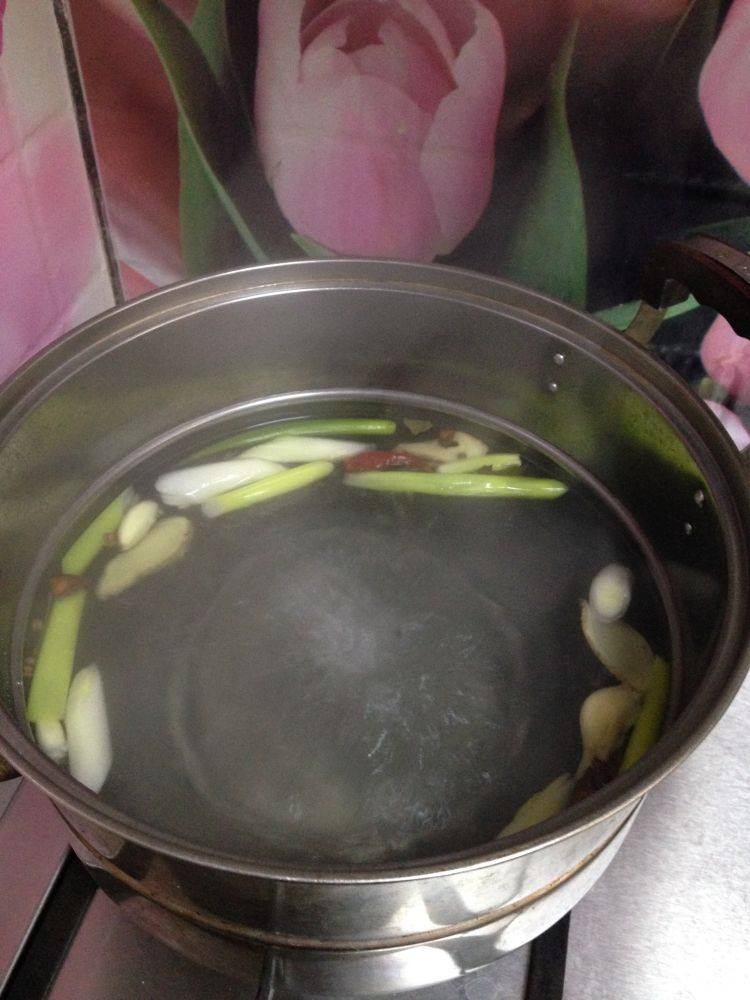 Q弹肉嫩――豉油白切鸡,一大锅水里放入葱段、姜片、蒜瓣和香料,煮开10分钟。