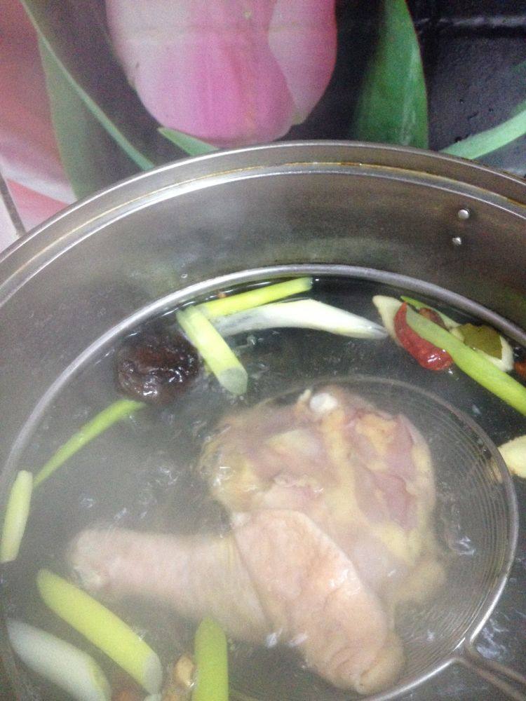Q弹肉嫩――豉油白切鸡,大火,把腌好的鸡腿放入锅内汆烫5秒钟