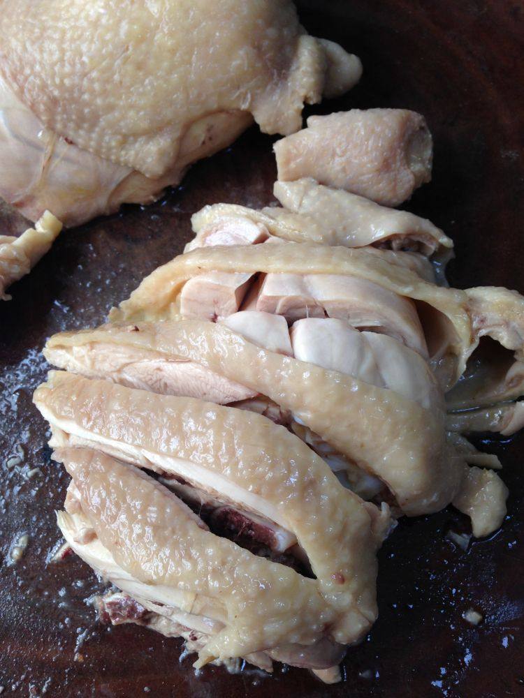 Q弹肉嫩――豉油白切鸡,鸡皮抹上香油,然后鸡肉斩成适合的块