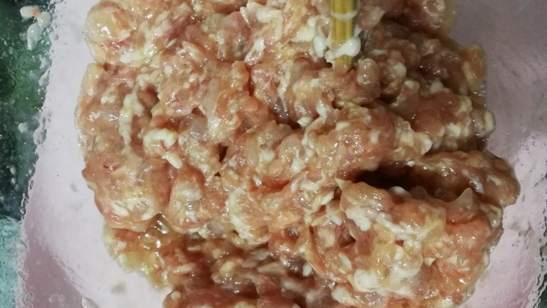 韭黄虾仁煎饺,用筷子一个方向搅拌上劲。