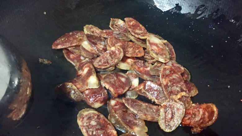 蒜苗炒香肠,锅内放少许油,小火把香肠油煎出来一些