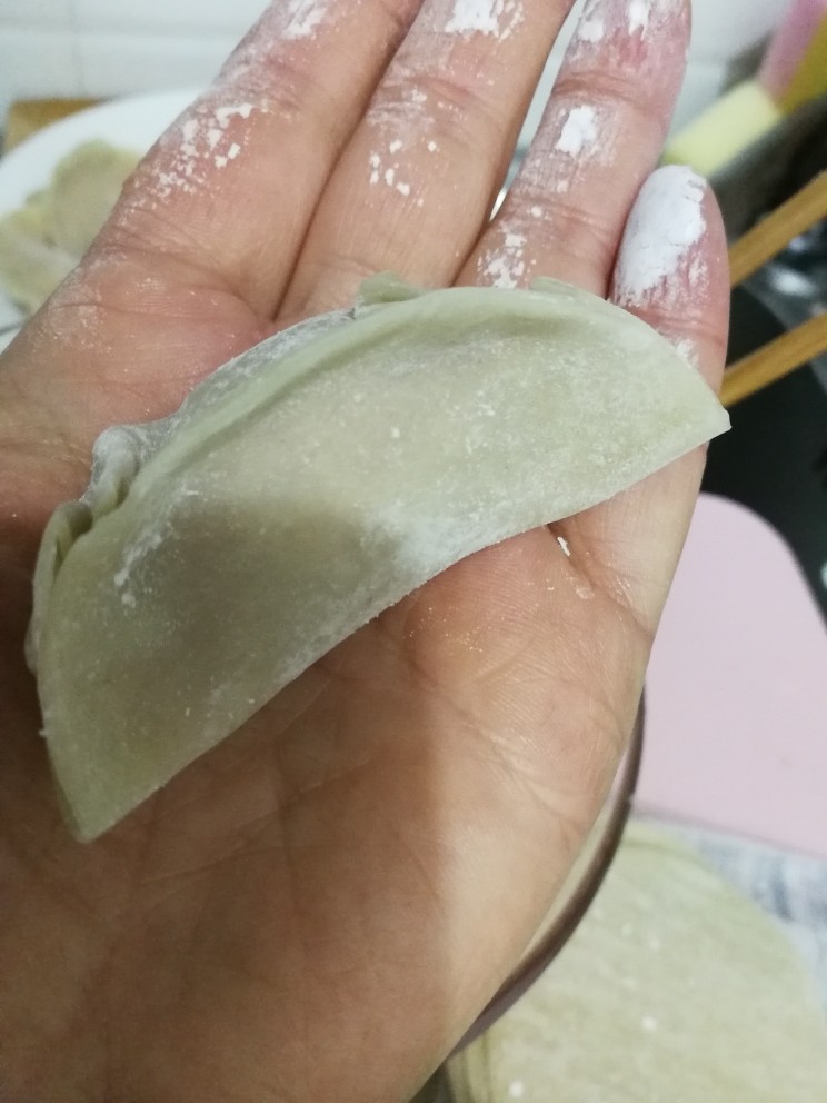 韭黄虾仁煎饺,包饺子对于南方人来说,总是小白的水平😓