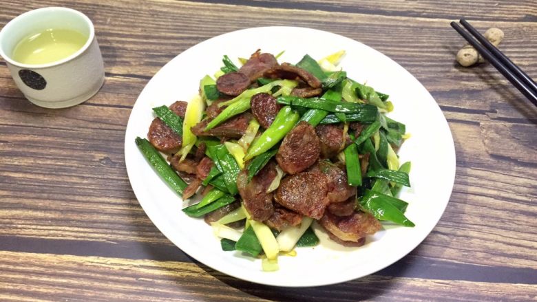 蒜苗炒香肠,翻炒均匀,装盘