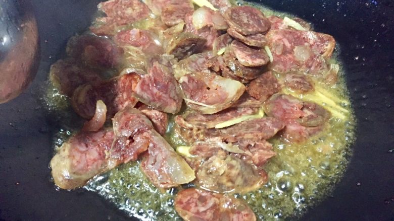 蒜苗炒香肠,小火慢煮,这样确保香肠完全熟了,也不至于香肠口感太硬