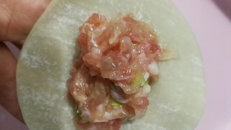 韭黄虾仁煎饺,取皮子一张,包馅。