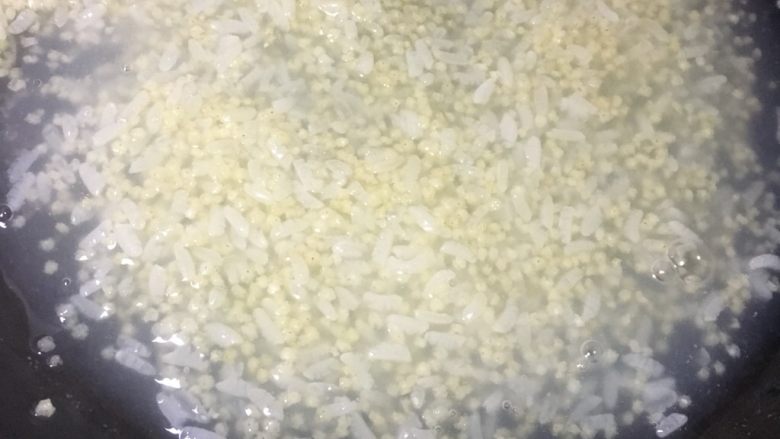 双米雪梨粥,待二米都煮开花，放入雪梨。