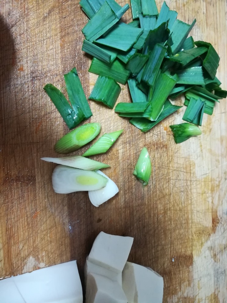 紫菜豆腐海蛎酸辣汤,蒜切碎,分开蒜白和蒜绿,蒜白先下锅哦。