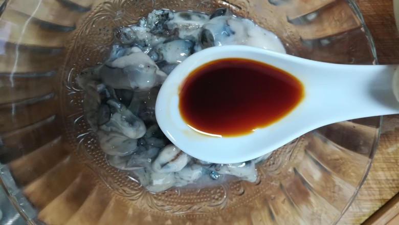 紫菜豆腐海蛎酸辣汤,加上<a style='color:red;display:inline-block;' href='/shicai/ 692'>酱油</a>，稍微腌制一下，不然不好下淀粉，量不好控制。

如果等下水太多，可以倒掉。我不舍得倒，毕竟海蛎那么贵，嘻嘻。