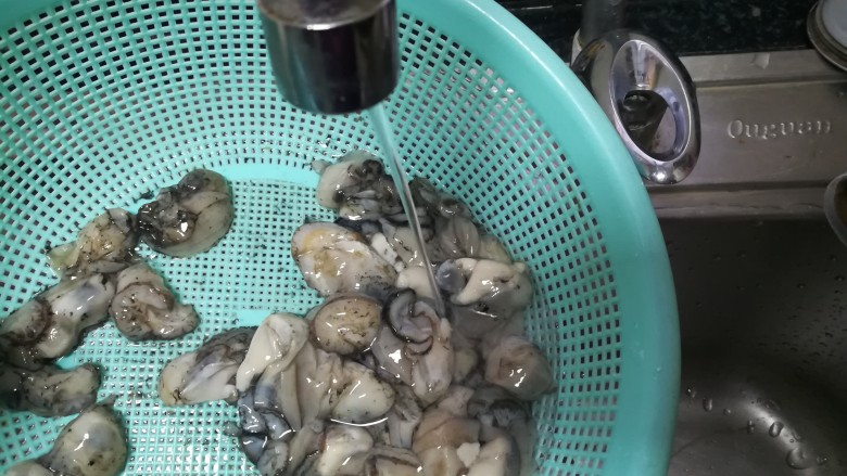 紫菜豆腐海蛎酸辣汤,水,一定要小小的,不然海蛎会被冲烂,杂物也洗不掉,最好用手轻轻翻动。
